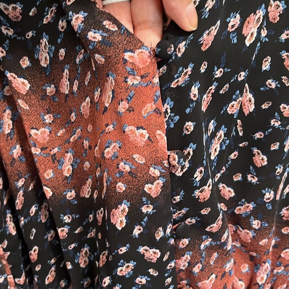 BCBGeneration Button Front V Neck Floral Chiffon Romper Size M - Picture 6 of 16